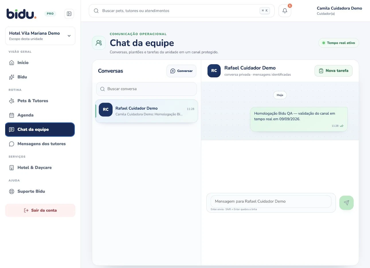 Chat da equipe no Bidu OS: conversa privada identificada entre duas pessoas da equipe, com indicador de tempo real ativo e botão de nova tarefa